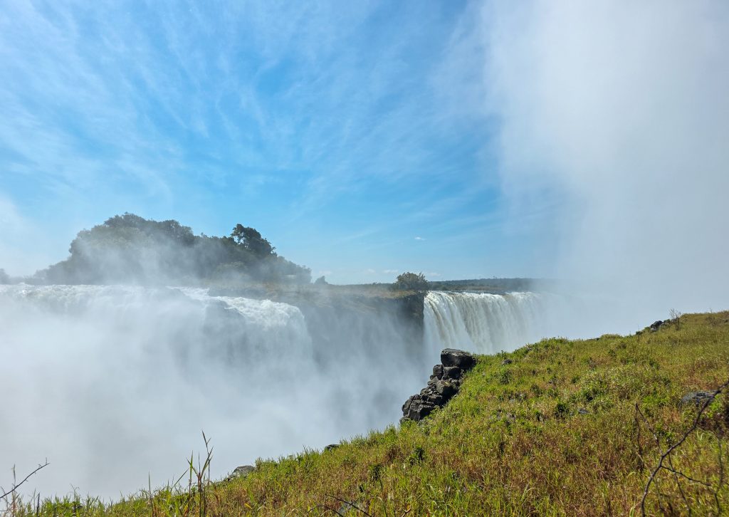 victoria falls which side is better