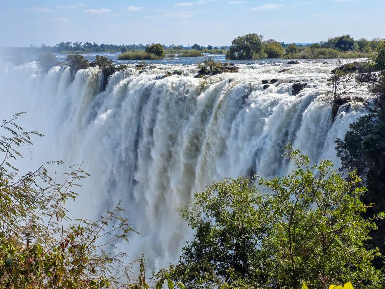 which side of Victoria Falls is better