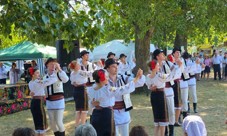 folkrore dance in moldova